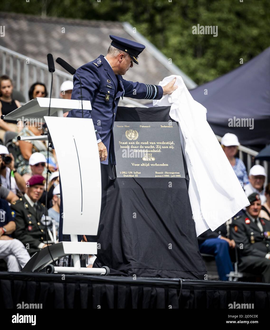 Arnhem, Niederlande. 18.. Juni 2022. 2022-06-18 14:50:05 ARNHEM - Kommandant der Streitkräfte, General Eichelsheim während seiner Rede bei einem Treffen von Veteranen des Dutchbat III in der Oranjekazerne in Schaarsbergen. Die Soldaten, die 1995 die bosnische Enklave Srebrenica bewachen mussten, werden vom Kabinett restauriert. ANP REMKO DE WAAL netherlands Out - belgium Out Credit: ANP/Alamy Live News Stockfoto