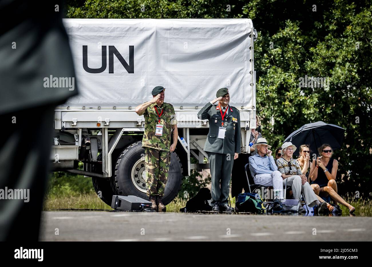 Arnhem, Niederlande. 18.. Juni 2022. 2022-06-18 14:03:59 ARNHEM - Audienz bei einem Treffen von Veteranen des Dutchbat-III in der Oranjekazerne in Schaarsbergen. Die Soldaten, die 1995 die bosnische Enklave Srebrenica bewachen mussten, werden vom Kabinett restauriert. ANP REMKO DE WAAL netherlands Out - belgium Out Credit: ANP/Alamy Live News Stockfoto