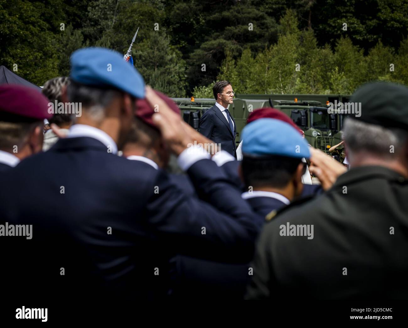 Arnhem, Niederlande. 18.. Juni 2022. 2022-06-18 14:22:49 ARNHEM - Premierminister Mark Rutte hält eine Rede während eines Treffens von Veteranen des Dutchbat III in der Oranjekazerne in Schaarsbergen. Die Soldaten, die 1995 die bosnische Enklave Srebrenica bewachen mussten, werden vom Kabinett restauriert. ANP REMKO DE WAAL netherlands Out - belgium Out Credit: ANP/Alamy Live News Stockfoto