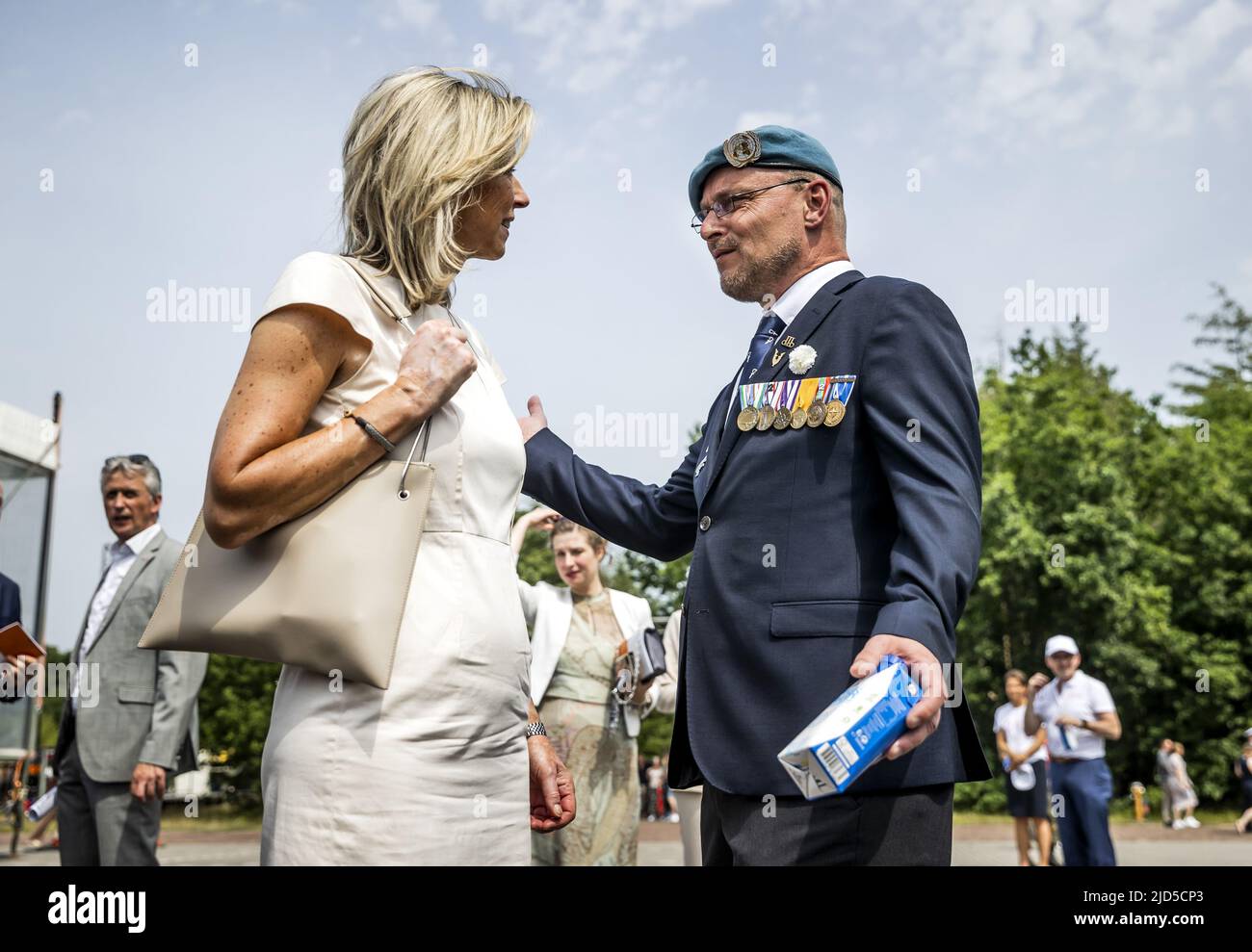 Arnhem, Niederlande. 18.. Juni 2022. 2022-06-18 15:01:39 ARNHEM - Premierminister Mark Rutte und Verteidigungsministerin Kasja Ollongren sprechen mit Veteranen des Dutchbat III in der Oranjekazerne in Schaarsbergen. Die Soldaten, die 1995 die bosnische Enklave Srebrenica bewachen mussten, werden vom Kabinett restauriert. ANP REMKO DE WAAL netherlands Out - belgium Out Credit: ANP/Alamy Live News Stockfoto