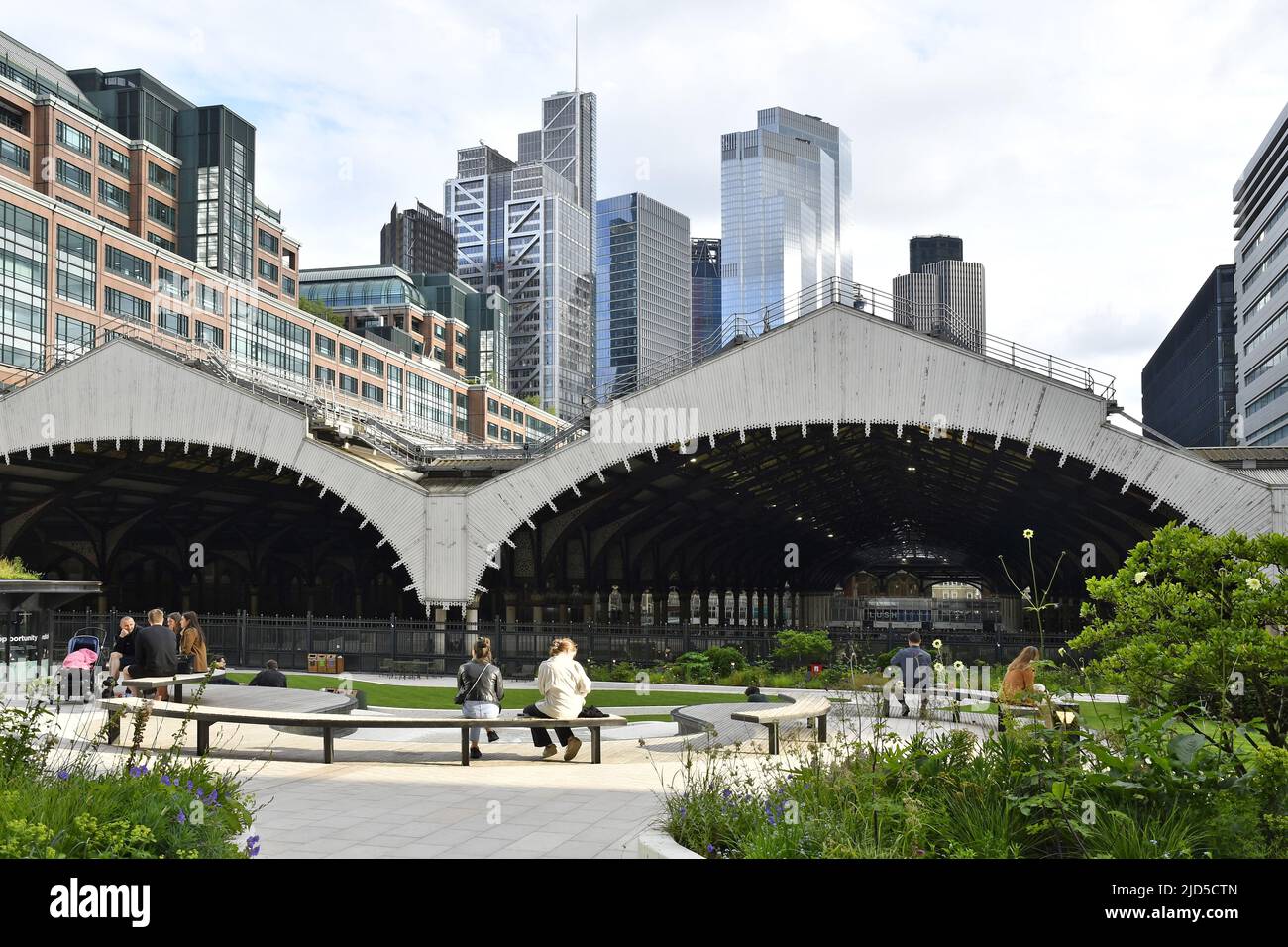 Exchange Square mit Garten und Liverpool Street Station Terminal Building, Broadgate London UK. Stockfoto
