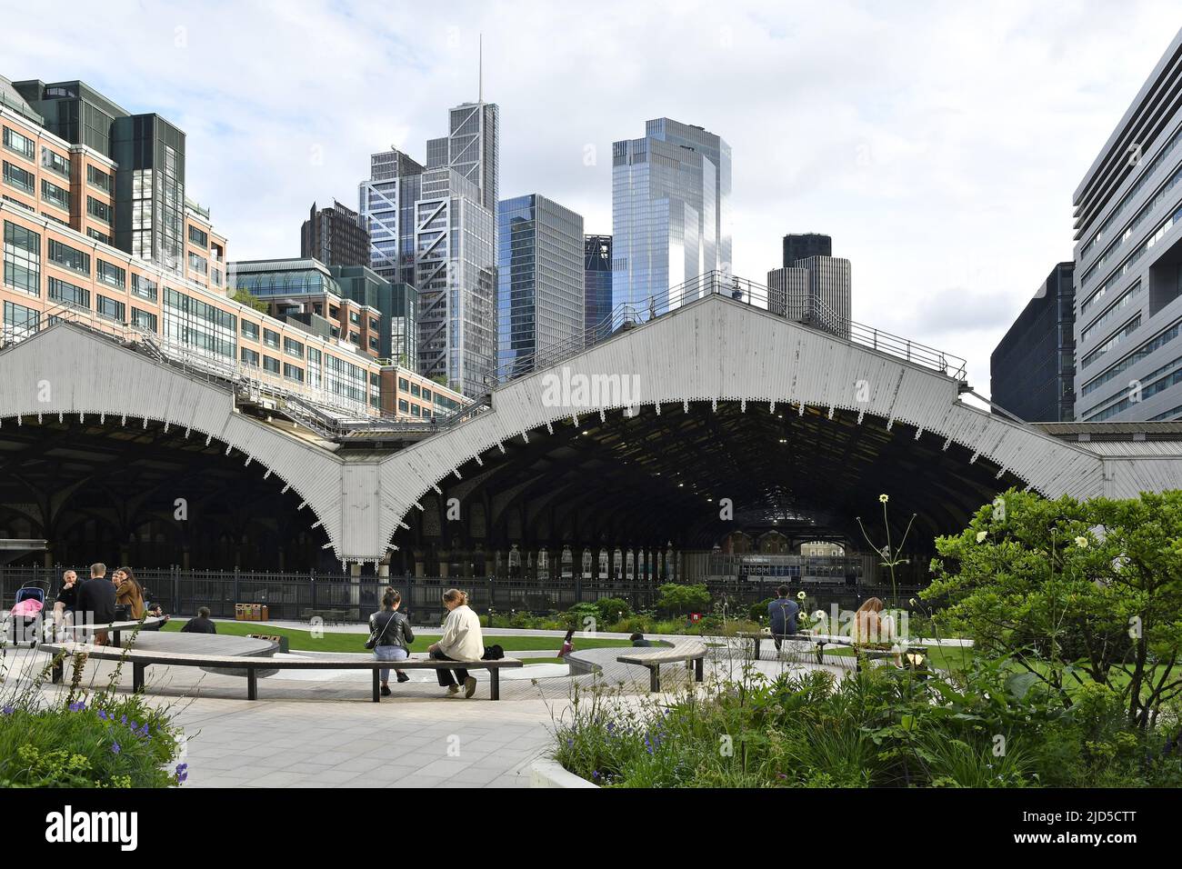 Exchange Square mit Garten und Liverpool Street Station Terminal Building, Broadgate London UK. Stockfoto