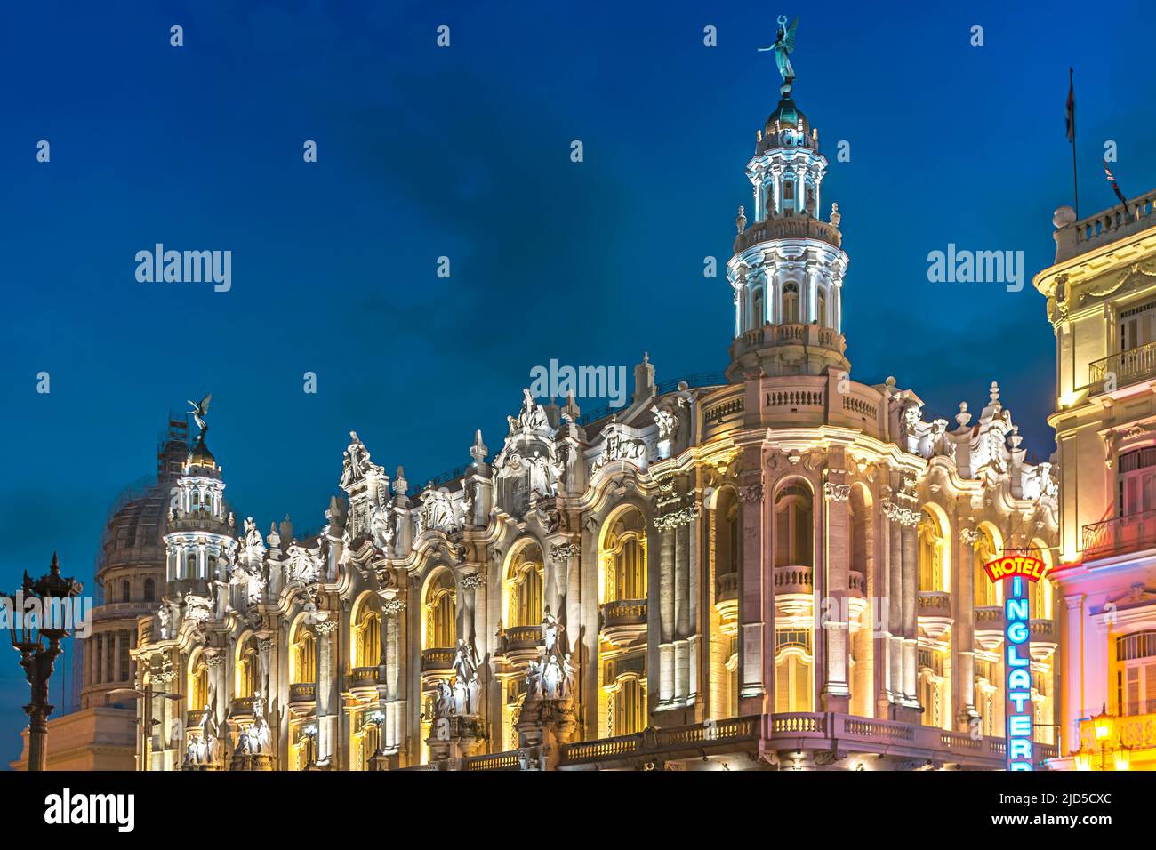 Das wunderschöne beleuchtete Gran Teatro de la Habana in Havanna, Kuba Stockfoto