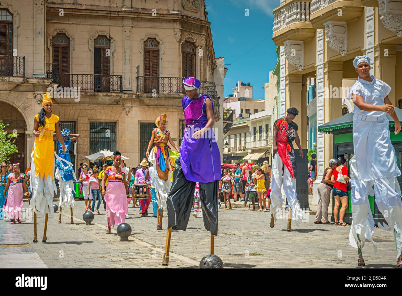 Straßenkünstler in ihren schönen und farbenfrohen Kostümen auf der Plaza Vieja, Havanna, Kuba Stockfoto