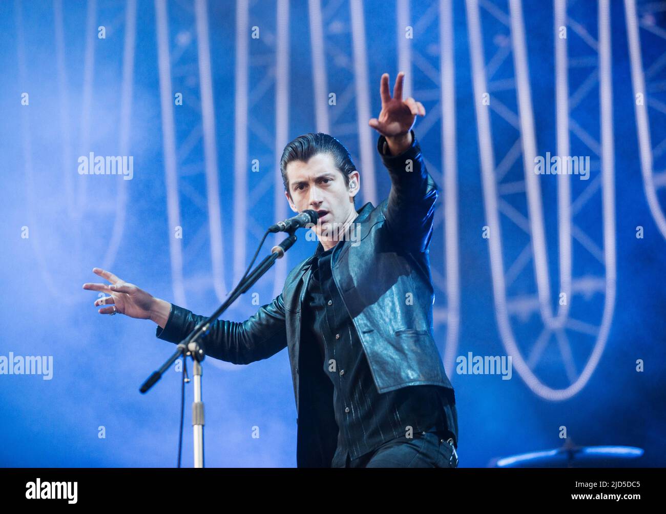 KINROSS, Schottland - 13. JULI: Alex Turner von Arctic Monkeys titelt am 3. Tag des T in the Park Festivals die Hauptbühne (Foto: Ross Gilmore) Stockfoto