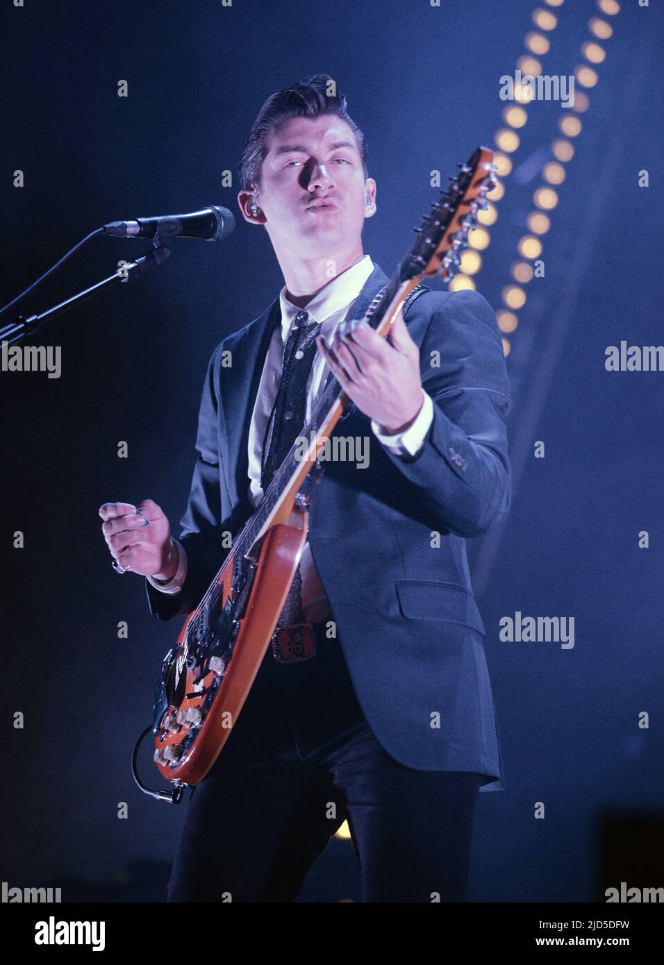 GLASGOW, Großbritannien - 21. November: Alex Turner von Arctic Monkeys tritt am 21. November 2013 im SSE Hydro in Glasgow, Schottland, auf Stockfoto