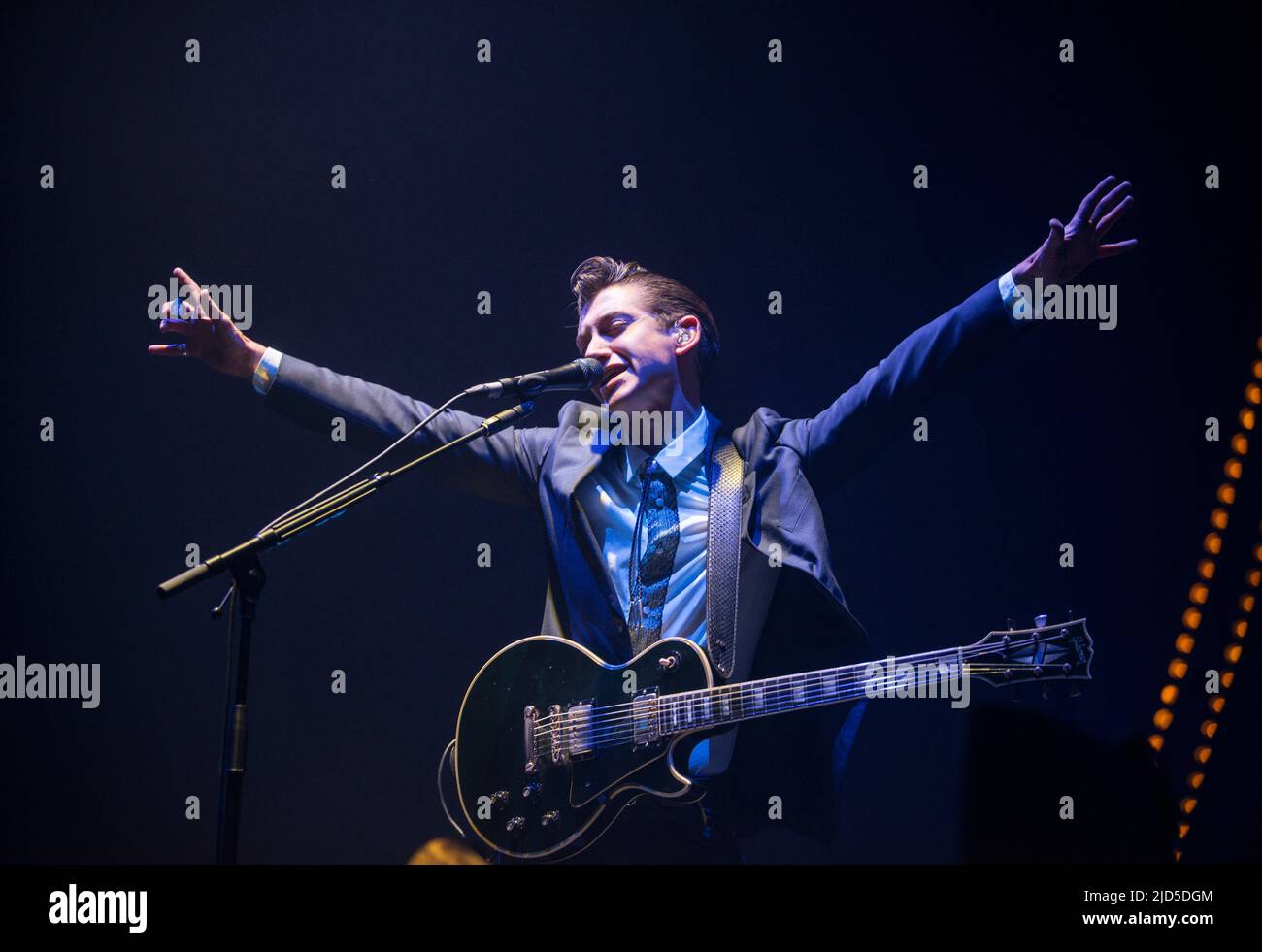 GLASGOW, Großbritannien - 21. November: Alex Turner von Arctic Monkeys tritt am 21. November 2013 im SSE Hydro in Glasgow, Schottland, auf Stockfoto