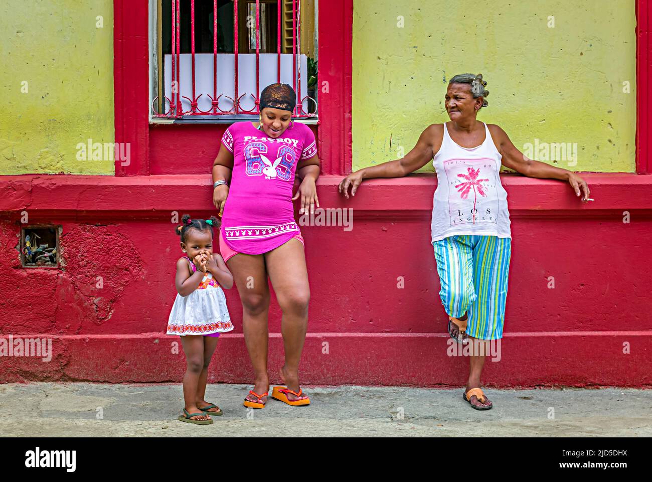 Drei Generationen von Frauen außerhalb ihres Hauses in der Altstadt von Havanna, Kuba Stockfoto