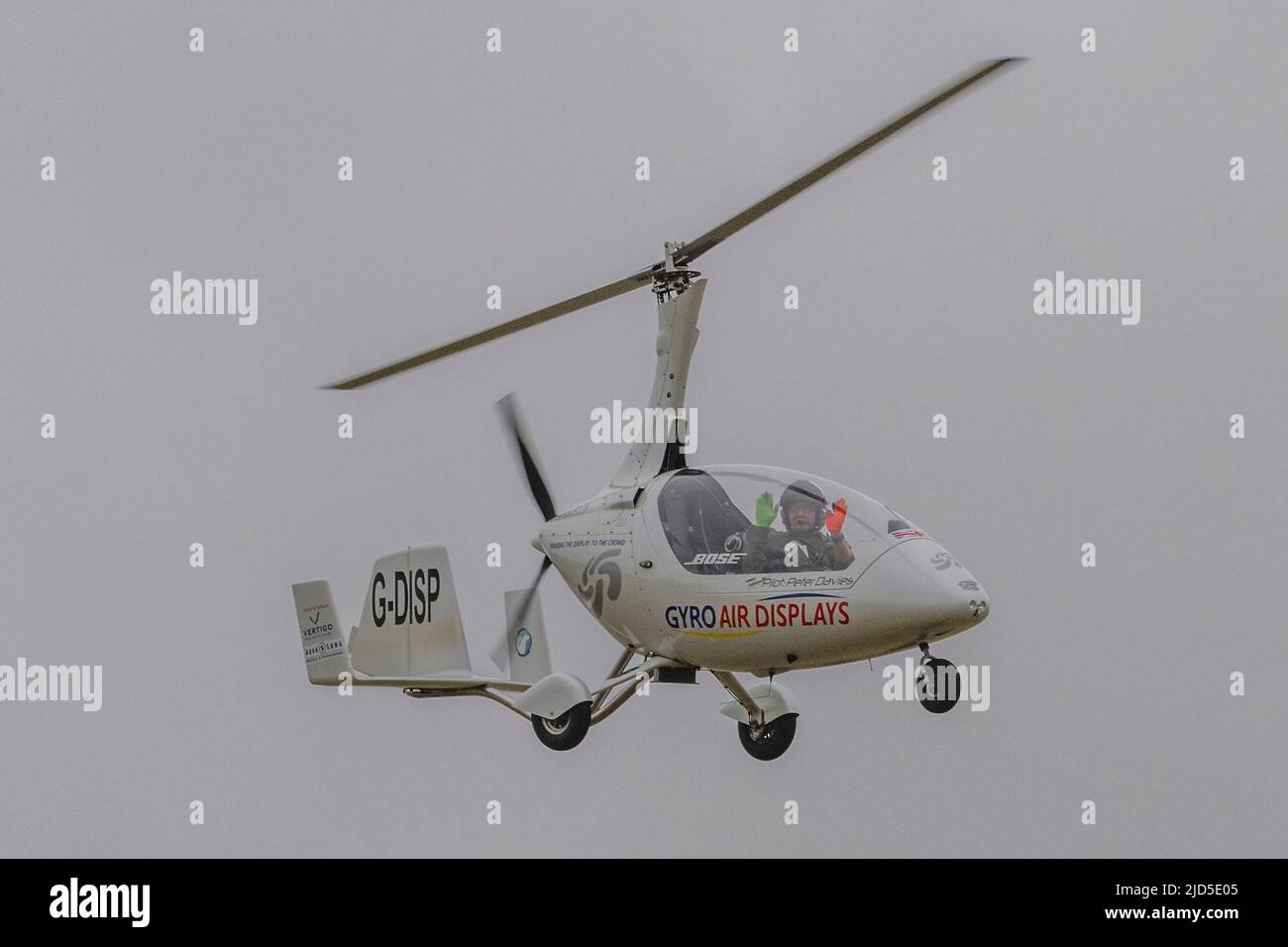 London, Großbritannien. 18.. Juni 2022. Gyro Air Displays (RotorSport Calidus) zeigt seine gesamte Bandbreite an Möglichkeiten bei niedrigfliegendem, manuverable Fliegen, einschließlich ohne Hände - der Duxford Summer Air Show im Imperial war Museum (IWM) Duxford. Kredit: Guy Bell/Alamy Live Nachrichten Stockfoto