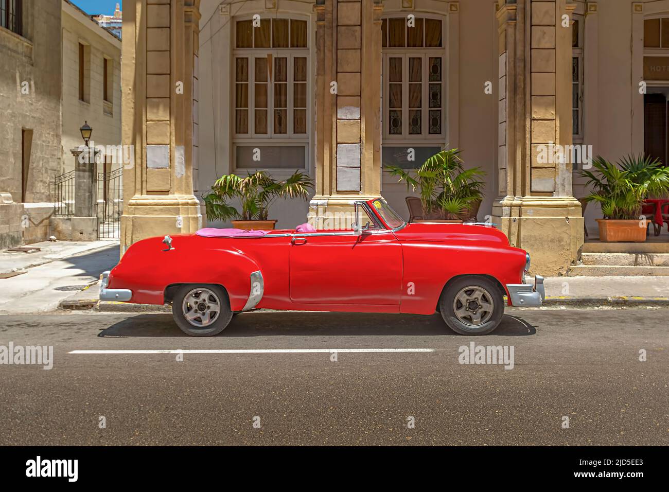 Ein schönes rotes Oldtimer, das in der Altstadt von Havanna, Kuba, geparkt wurde Stockfoto