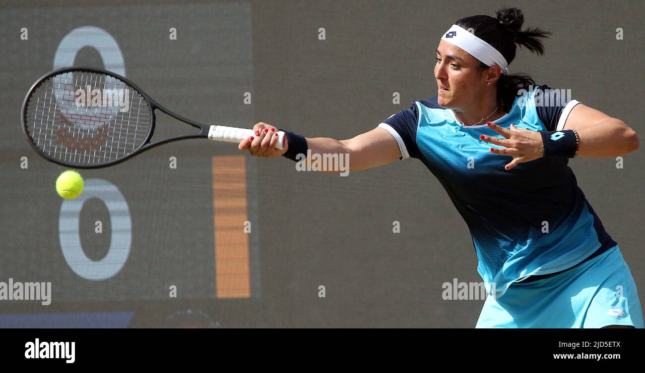 Berlin, Deutschland. 18.. Juni 2022. Tennis, WTA Tour, Halbfinale, Singles, Frauen, Jabeur (Tunesien) - Gauff (USA), Steffi Graf Stadium: Ons Jabeur spielt eine Vorhand. Quelle: Wolfgang Kumm/dpa/Alamy Live News Stockfoto