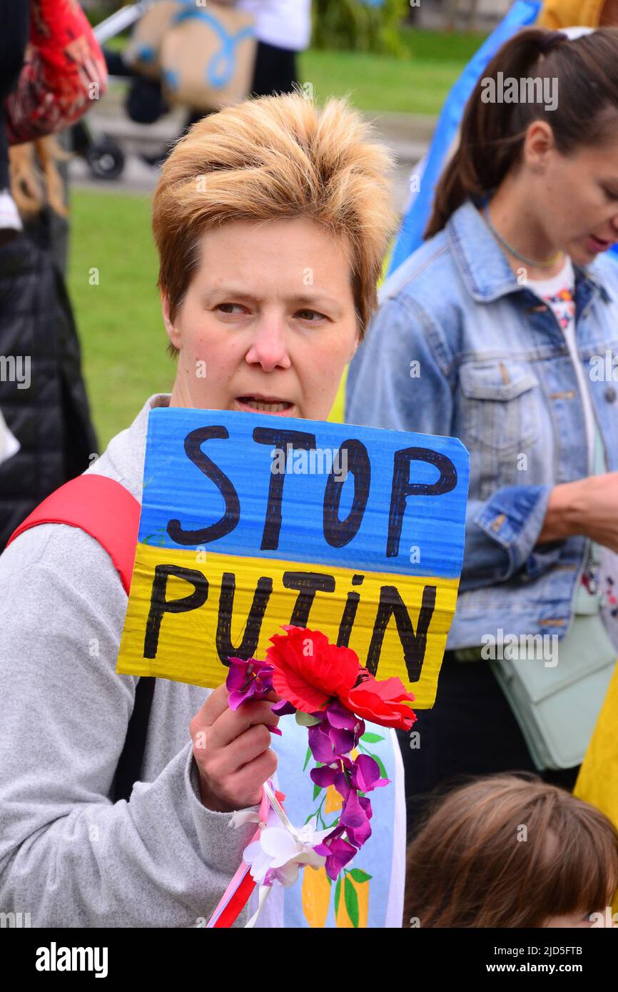 Manchester, Großbritannien, 18.. Juni 2022. Eine Person hält ein Plakat mit dem Titel „Stoppt Putin“. Protest gegen die russische Invasion der Ukraine in Piccadilly Gardens, im Zentrum von Manchester, England, Großbritannien und den Britischen Inseln. Es wurde vom ukrainischen Kulturzentrum „Dnipro“ Manchester organisiert und mit dem Titel: „Manchester steht mit der Ukraine“ betitelt. Quelle: Terry Waller/Alamy Live News Stockfoto