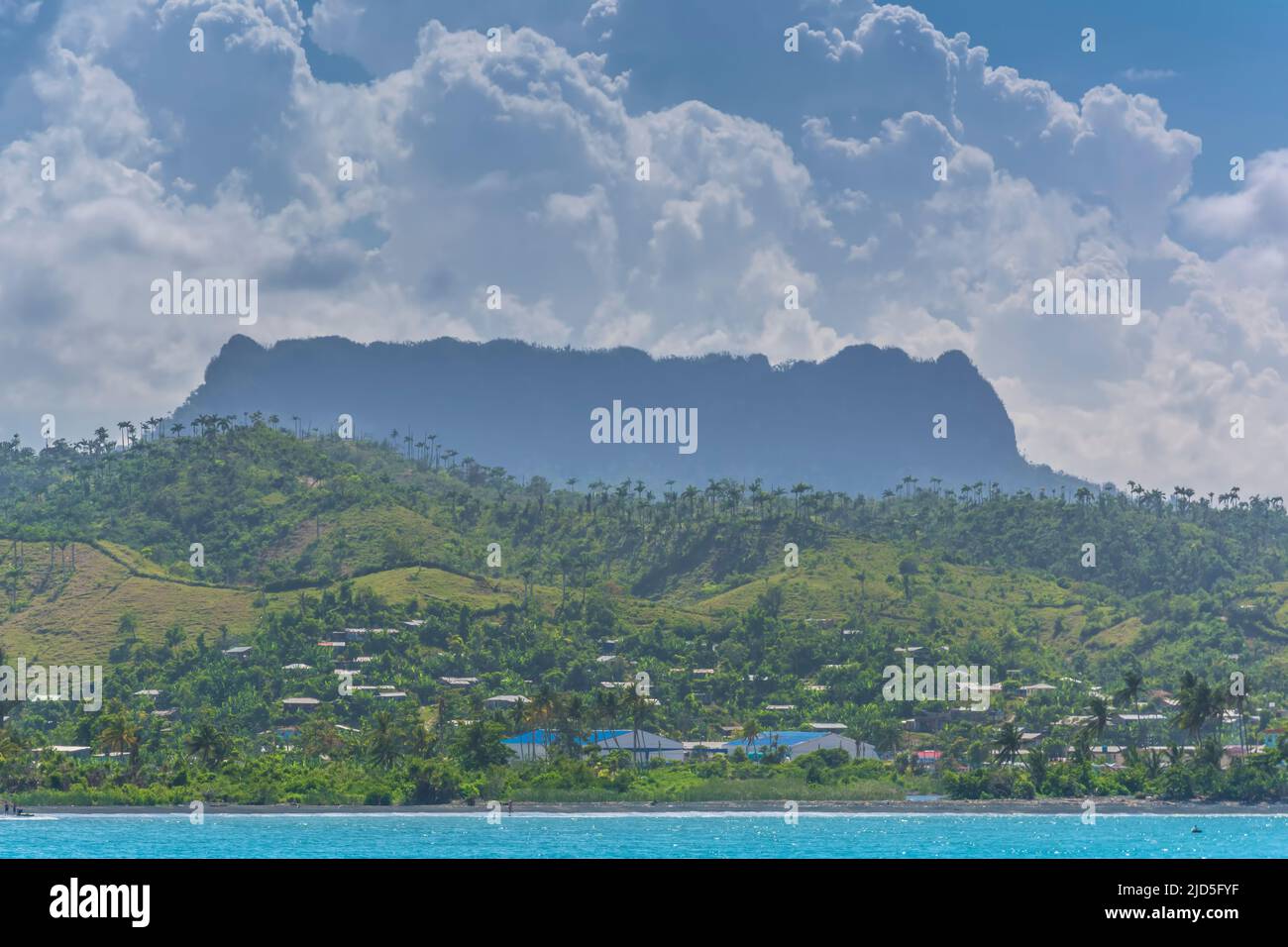 Der Tafelberg El Yunque (575 m/1.886 ft), der sich über der Bucht von Baracoa, Kuba, erhebt Stockfoto