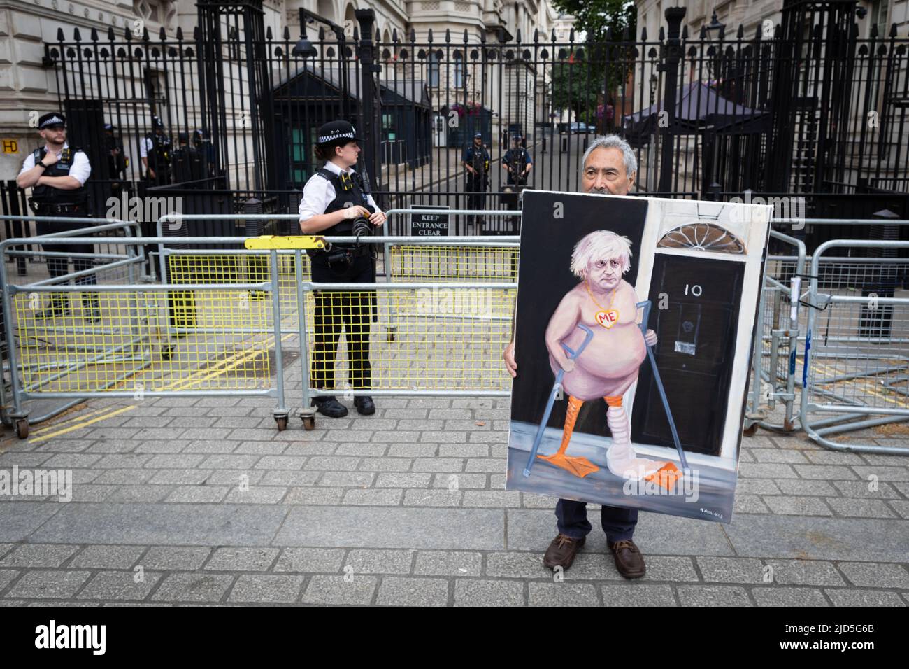 London, Großbritannien. 18.. Juni 2022. Der Künstler Kaya Mar posiert mit seinem neuesten Kunstwerk vor der Downing Street. Tausende von Menschen gingen zu einer nationalen Demonstration auf die Straße. Da die Inflation außer Kontrolle Gerät, organisierte der Rat der Union für Handel einen Protest, um das Bewusstsein für die Lebenshaltungskosten zu schärfen. (Foto von Andy Barton/SOPA Images/Sipa USA) Quelle: SIPA USA/Alamy Live News Stockfoto