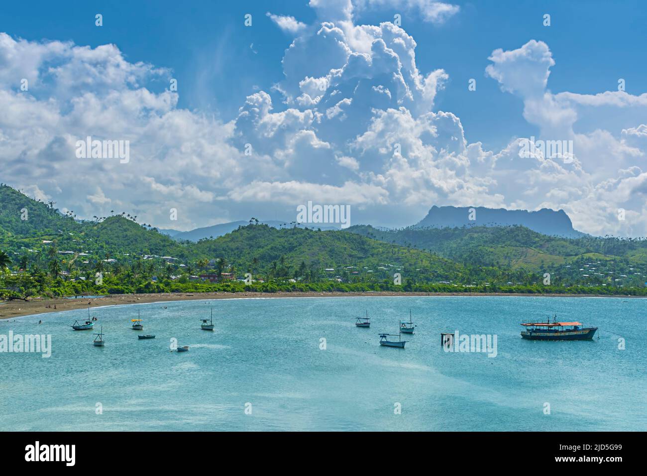 Der Tafelberg El Yunque (575 m/1.886 ft), der sich über der Bucht von Baracoa, Kuba, erhebt Stockfoto