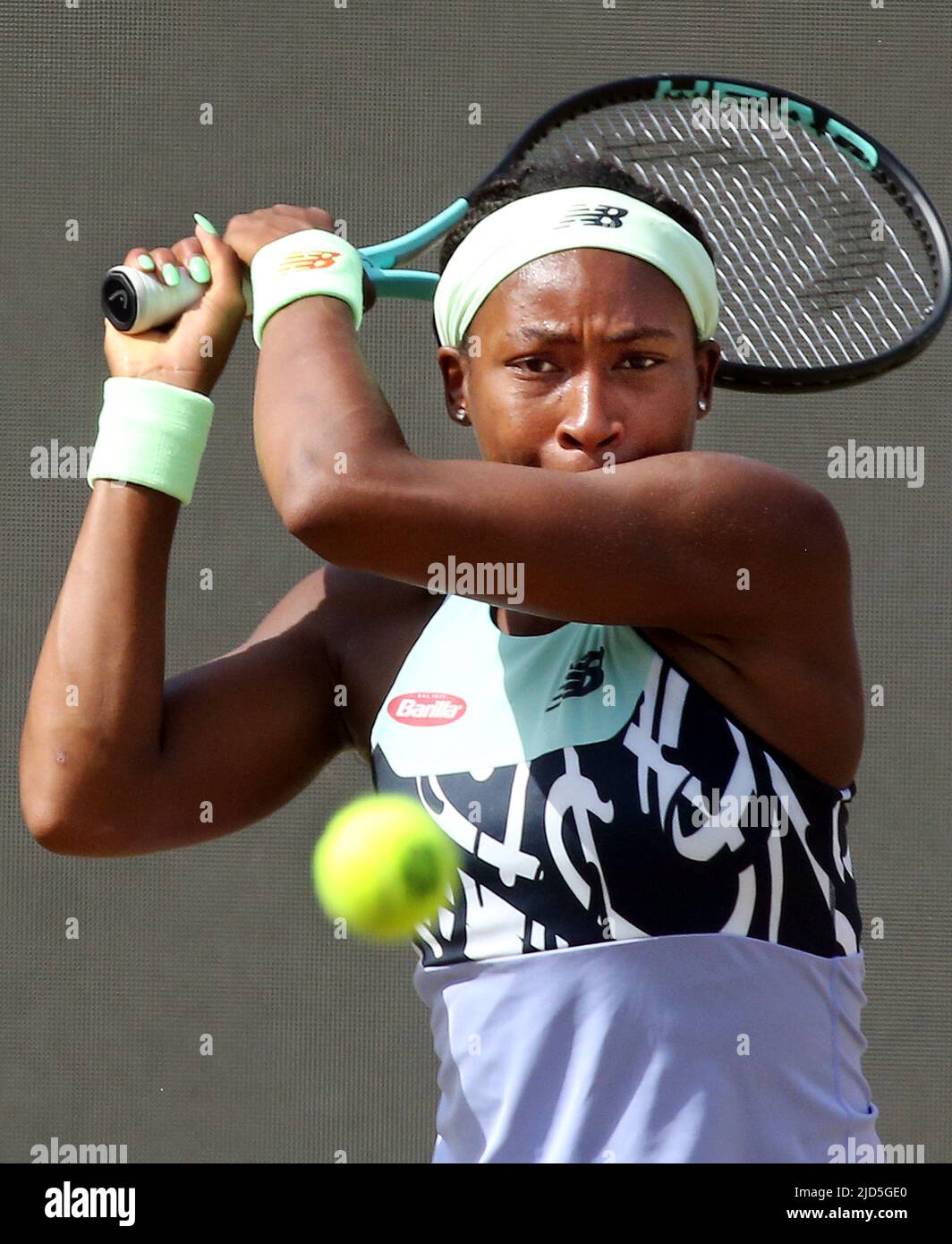 Berlin, Deutschland. 18.. Juni 2022. Tennis, WTA Tour, Halbfinale, Singles, Frauen, Jabeur (Tunesien) - Gauff (USA), Steffi Graf Stadium: Coco Gauff spielt eine Rückhand. Quelle: Wolfgang Kumm/dpa/Alamy Live News Stockfoto