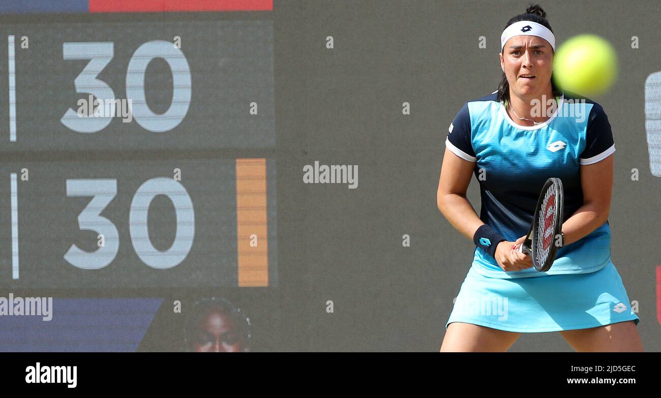 Berlin, Deutschland. 18.. Juni 2022. Tennis, WTA Tour, Halbfinale, Singles, Frauen, Jabeur (Tunesien) - Gauff (USA), Steffi Graf Stadion: Ons Jabeur wartet auf den Aufschlag. Quelle: Wolfgang Kumm/dpa/Alamy Live News Stockfoto