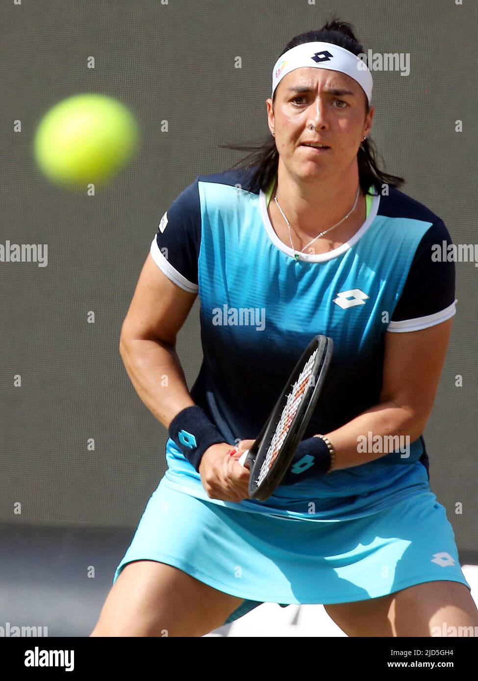 Berlin, Deutschland. 18.. Juni 2022. Tennis, WTA Tour, Halbfinale, Singles, Frauen, Jabeur (Tunesien) - Gauff (USA), Steffi Graf Stadion: Ons Jabeur wartet auf den Aufschlag. Quelle: Wolfgang Kumm/dpa/Alamy Live News Stockfoto