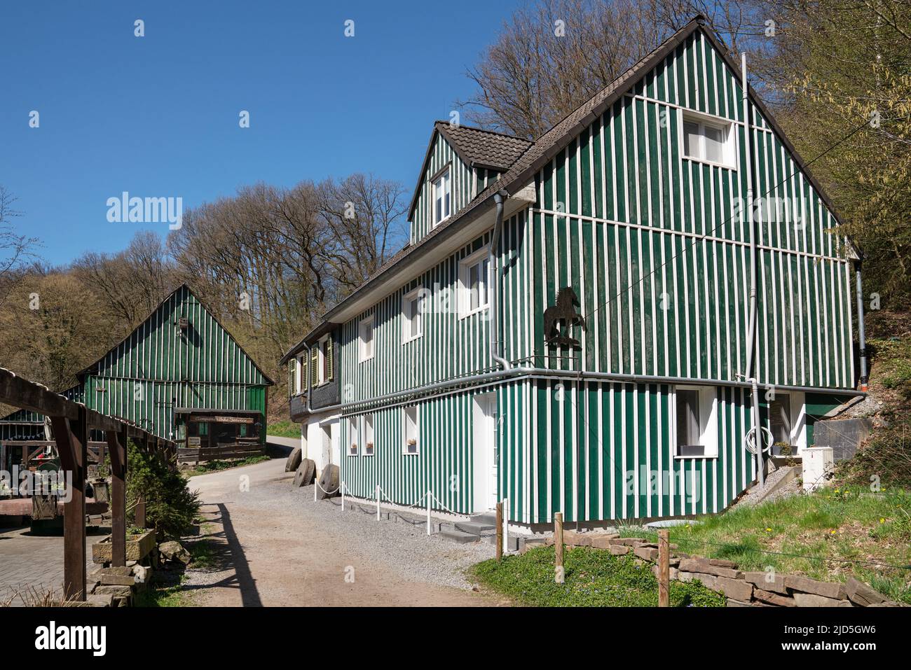 WERMELSKIRCHEN, DEUTSCHLAND - 23. APRIL 2021: Panoramabild der alten Wassermühle bei Wermelskirchen am 23. April 2021 im Bergischen Land Stockfoto
