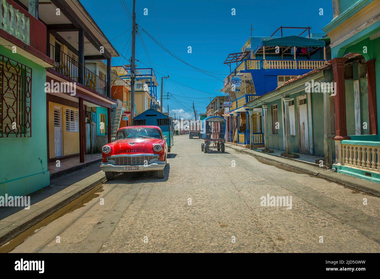 Ein roter Oldtimer, der in den Straßen von Baracoa, Kuba, geparkt wurde Stockfoto