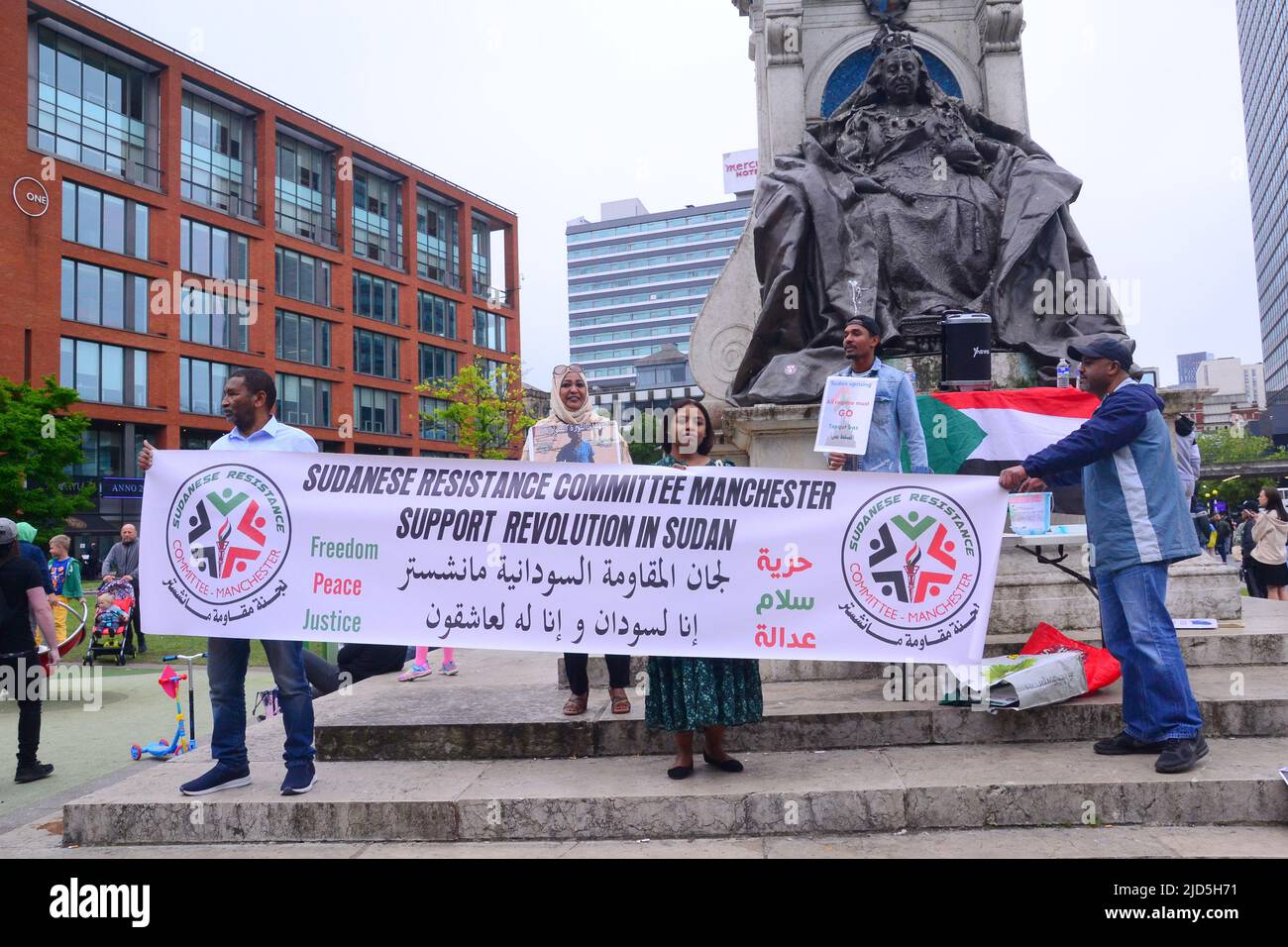 Manchester, Großbritannien, 18.. Juni 2022. Kleiner Protest für Frieden und Gerechtigkeit im Sudan in Piccadilly Gardens, im Zentrum von Manchester, England, Großbritannien und den Britischen Inseln. Quelle: Terry Waller/Alamy Live News Stockfoto