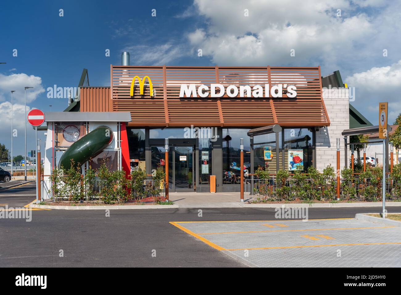 Savigliano, Italien - 16. Juni 2022: McDonald's-Restaurant am wolkenblauen Himmel. Die McDonald's Corporation ist die weltweit größte Kette von Hamburger Fast Foo Stockfoto