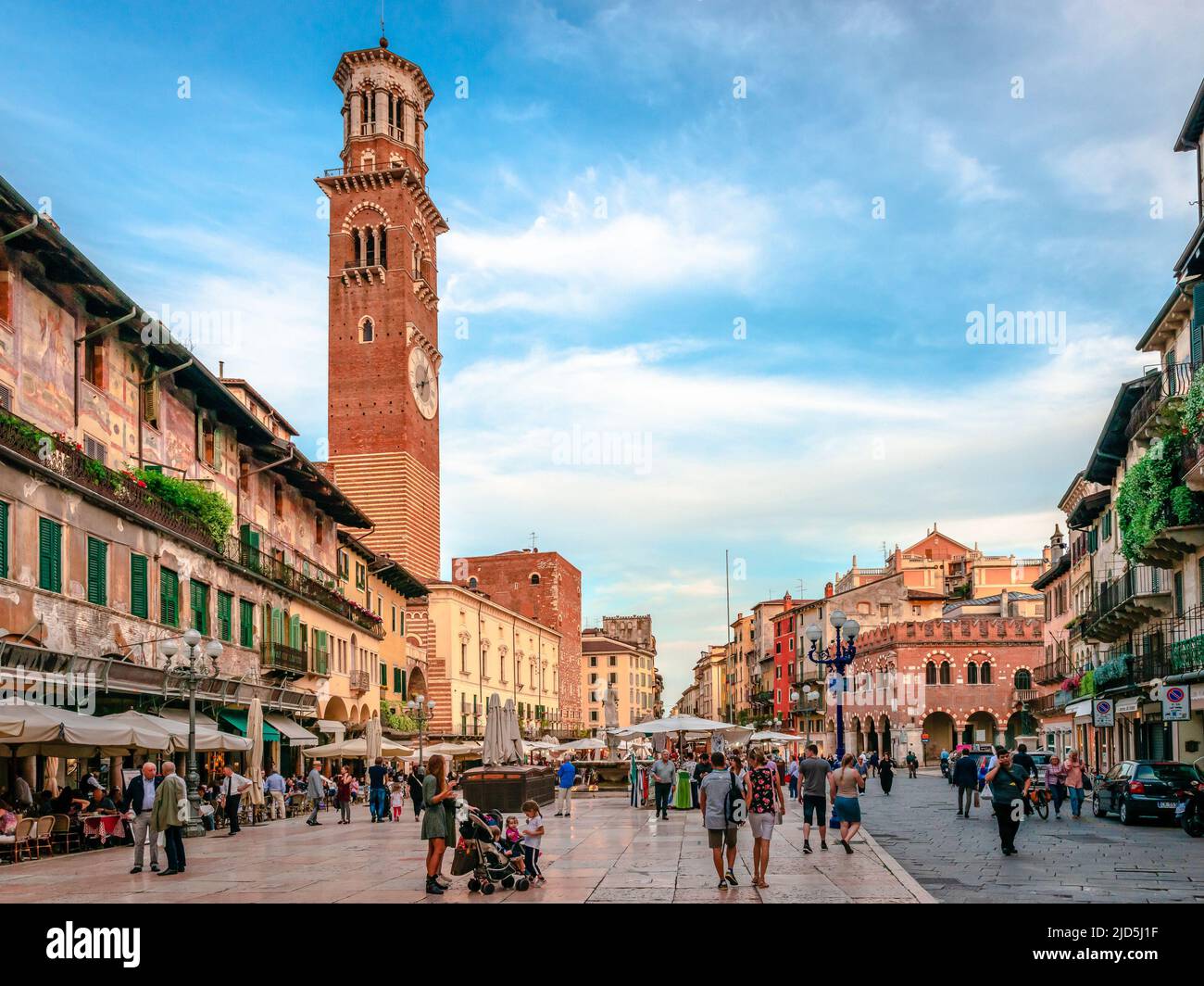 Piazza delle Erbe (Marktplatz), mit Torre dei Lamberti, einem mittelalterlichen 84 m hohen Turm, in der historischen Altstadt von Verona, Italien. Stockfoto