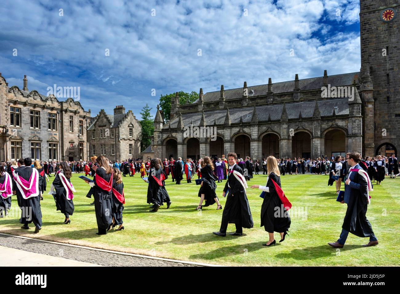 ST ANDREWS UNIVERSITY SCOTLAND AM ABSCHLUSSTAG ST SALVATORS QUAD NEUE ABSOLVENTEN WÜRDENTRÄGER UND DER KAPELLENTURM Stockfoto