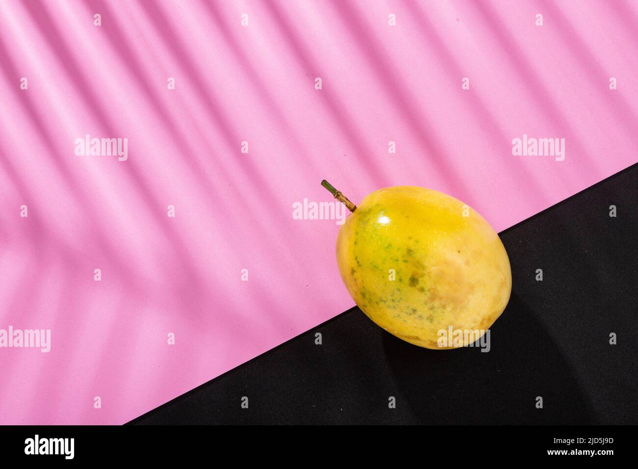 Passionsblume - Passiflora Edulis Passionsfrucht Leckere Tropische Früchte Stockfoto