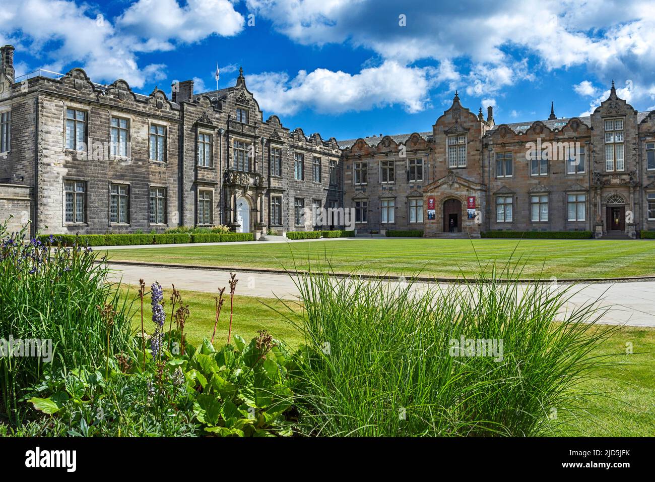 ST ANDREWS UNIVERSITY SCOTLAND ST SALVATORS QUAD DIE RASENFLÄCHEN UND BLUMENBEETE IM FRÜHSOMMER Stockfoto