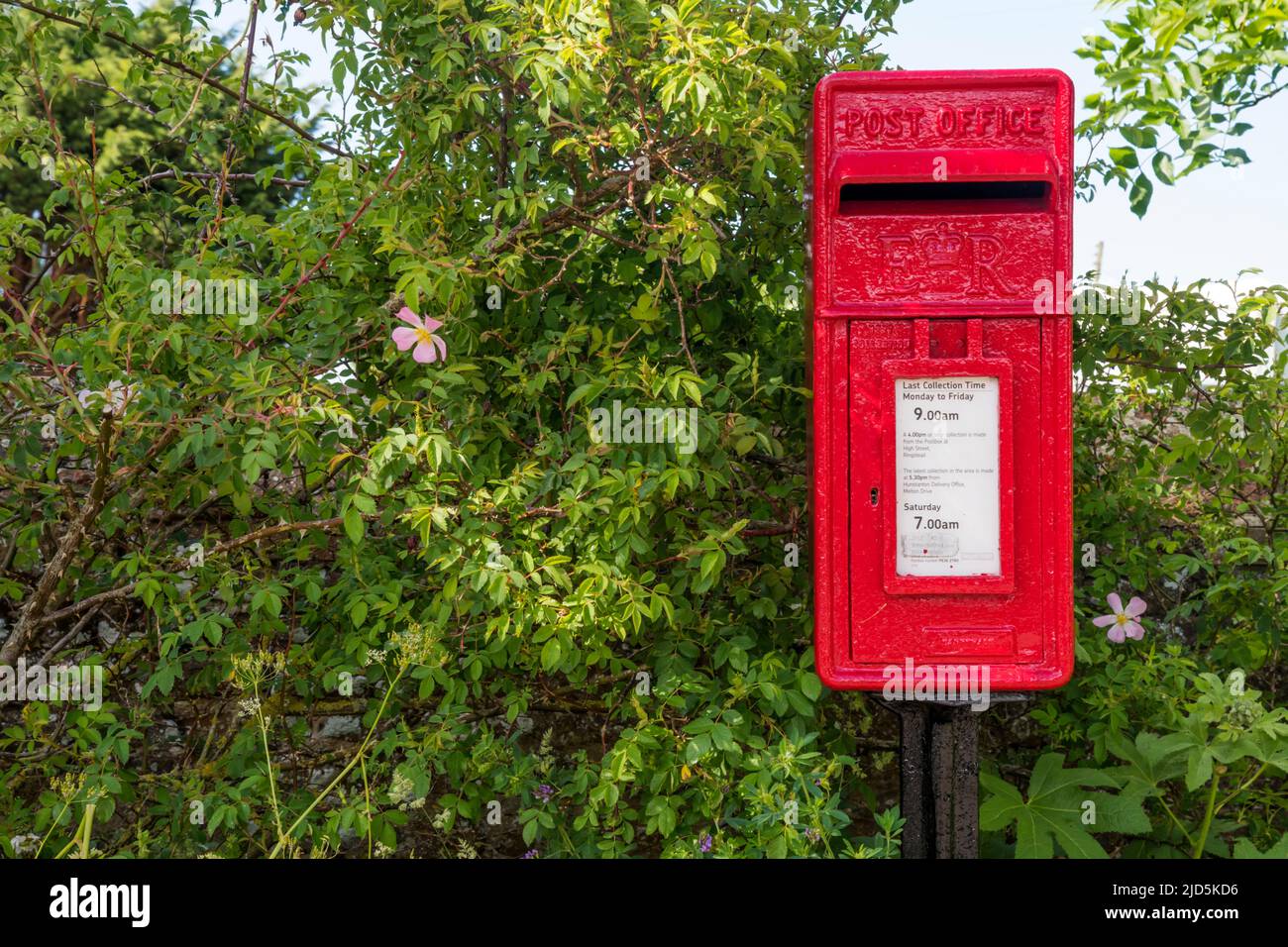 Roter er-Säulenkasten im Dorf Ringstead, Norfolk. Stockfoto