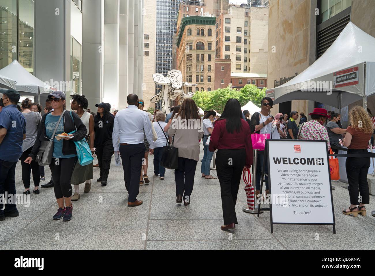 Nach einer zweijährigen Pause aufgrund der Pandemie kehrte Dine Around Downtown, ein Food Festival in Lower Manhattan, zum Fosun Plaza zurück. Stockfoto
