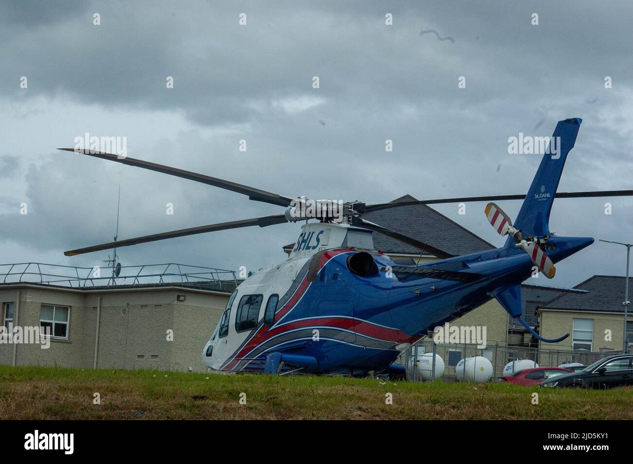 Bantry, West Cork, Irland, Samstag, 18. Juni, 2022; die irische Community Air Ambulance landete im Bantry General Hospital, um ihre medizinische Crew zu einem Zwischenfall zu bringen. Die Wohltätigkeitsorganisation kann öffentliche Spenden zur Finanzierung des Dienstes in Anspruch nehmen, wobei jede Mission etwa 3.500 Euro kostet. Credit ED/Alamy Live News Stockfoto