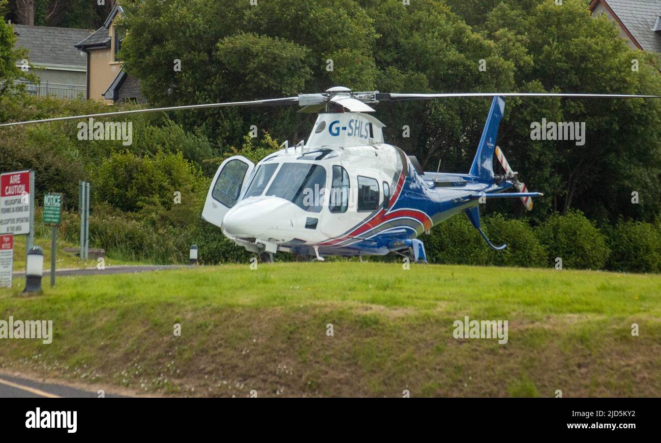 Bantry, West Cork, Irland, Samstag, 18. Juni, 2022; die irische Community Air Ambulance landete im Bantry General Hospital, um ihre medizinische Crew zu einem Zwischenfall zu bringen. Die Wohltätigkeitsorganisation kann öffentliche Spenden zur Finanzierung des Dienstes in Anspruch nehmen, wobei jede Mission etwa 3.500 Euro kostet. Credit ED/Alamy Live News Stockfoto