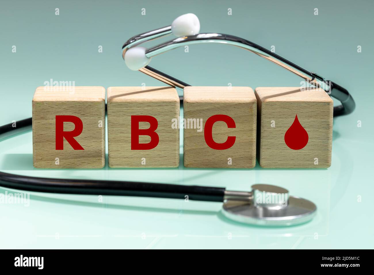 Holzblöcke mit den Worten RBC, rote Blutkörperchen, Zählung, Blutkörperchen, medizinisches Stethoskop, Konzept der Blutuntersuchungen und Laborergebnisse Stockfoto