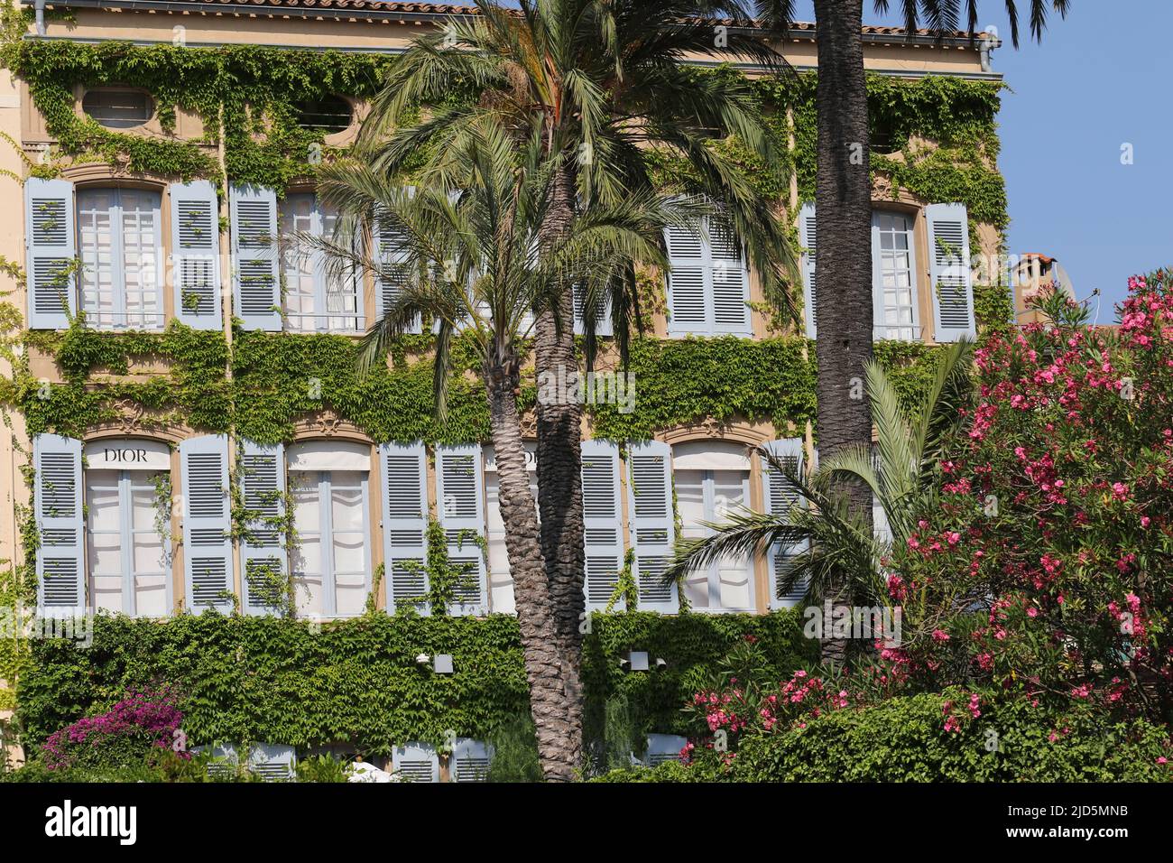 18. Juni 2022 Saint-Tropez, Frankreich Carole A. Feuerman Street Expo Belairfineart Saint-Tropez, Frankreich. Caroline Gauguery Peintures Lavoir Vasserot. Credit Ilona Barna BIPHOTONEWS / Alamy Live News Stockfoto