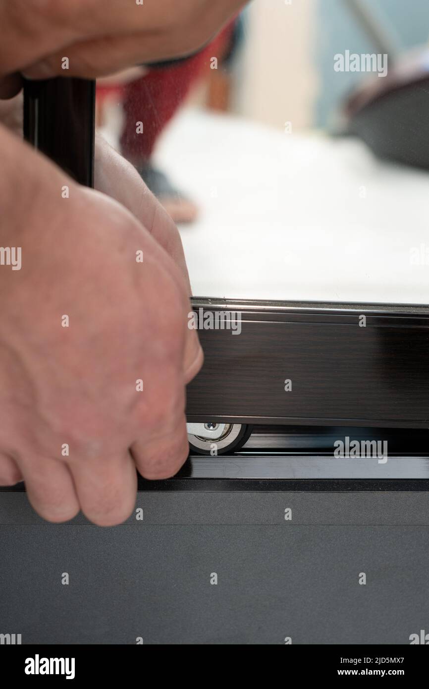 Schiebeschrank und Rollen zur Schranktür detaillierter Plan, Installation der Türen im Schrank. Stockfoto