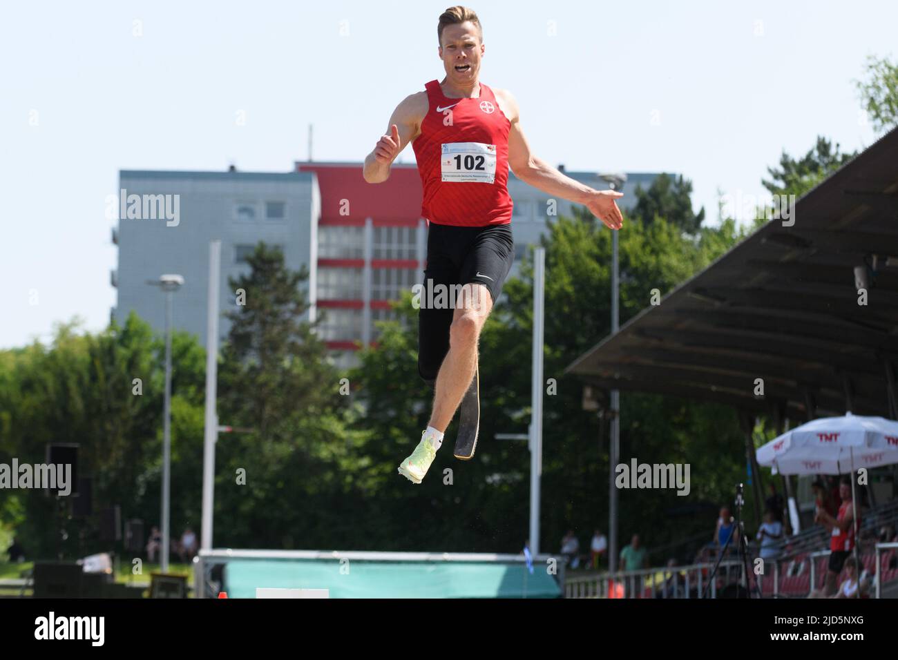 Markus Rehm (102 TSV Bayer 04 Leverkusen) beim Weitsprung bei den internationalen Deutschen para Athletic Championships in der Sportanlage am Weinweg, Regensburg. Sven Beyrich/SPP Stockfoto