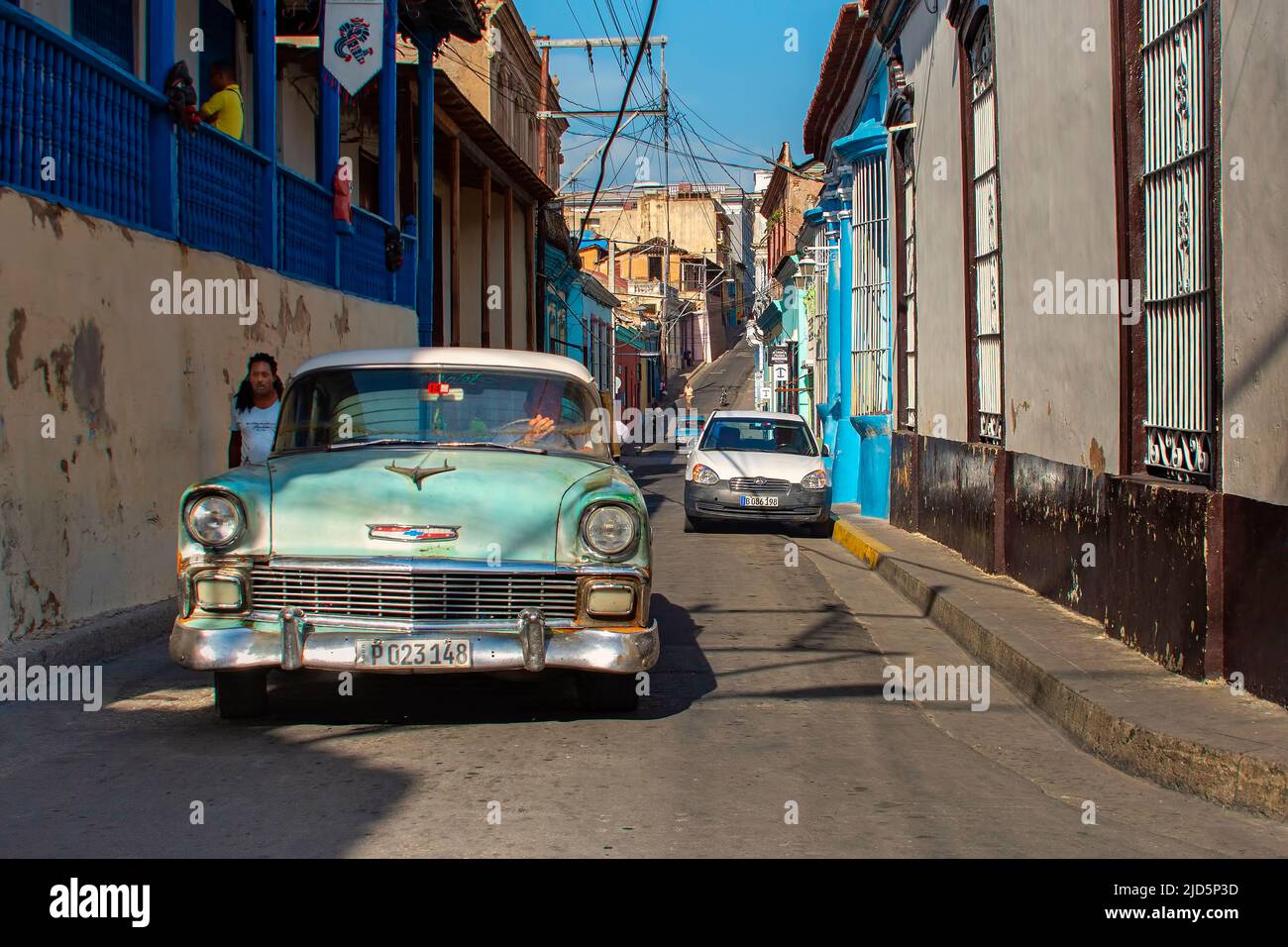 Hellblauer Oldtimer, der durch die Straßen von Santiago de Cuba, Kuba, fährt Stockfoto