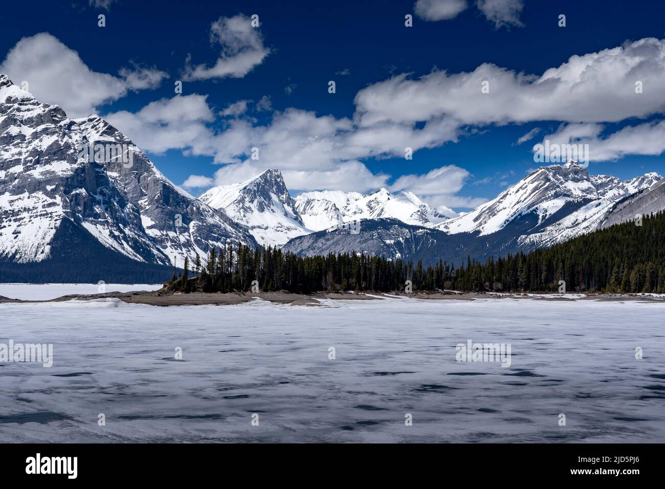 Der obere Kananaskis Lake ist an einem Frühlingstag in den kanadischen Rocky Mountains in der Nähe von Banff mit schmelzendem gefrorenem Eis bedeckt. Stockfoto