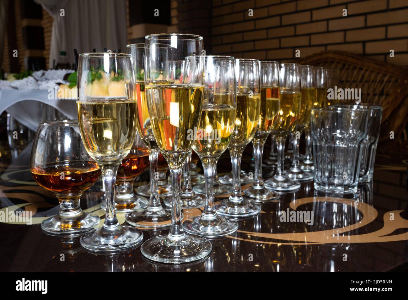 Eine Vielzahl von Weiß- und Rotwein in Gläsern. Stockfoto