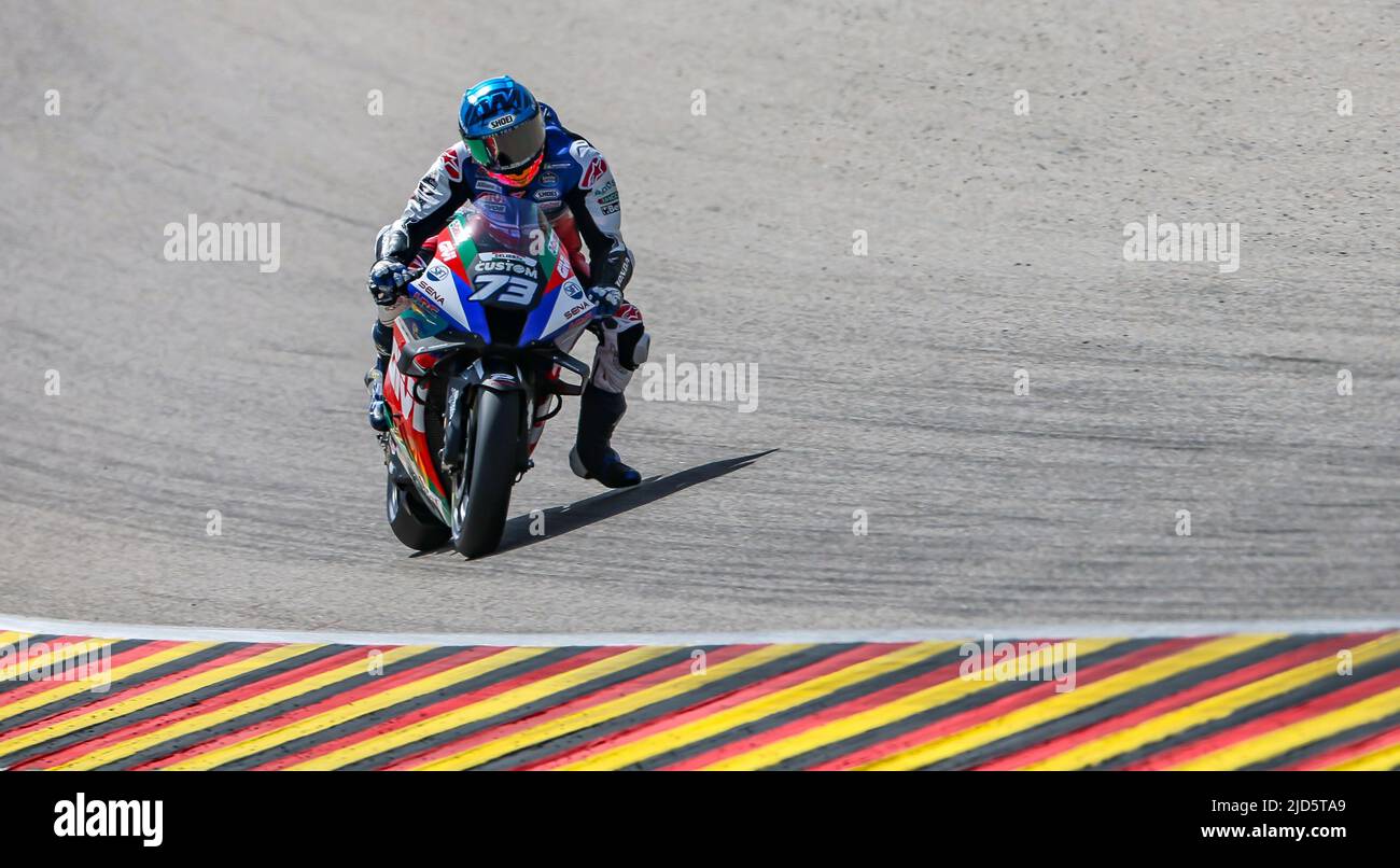 Hohenstein Ernstthal, Deutschland. 18.. Juni 2022. Motorsport/Motorrad, großer Preis von Deutschland, MotoGP, 4. freies Training auf dem Sachsenring. Alex Marquez aus Spanien vom LCR Honda Castrol Team fährt um die Strecke. Quelle: Jan Woitas/dpa/Alamy Live News Stockfoto