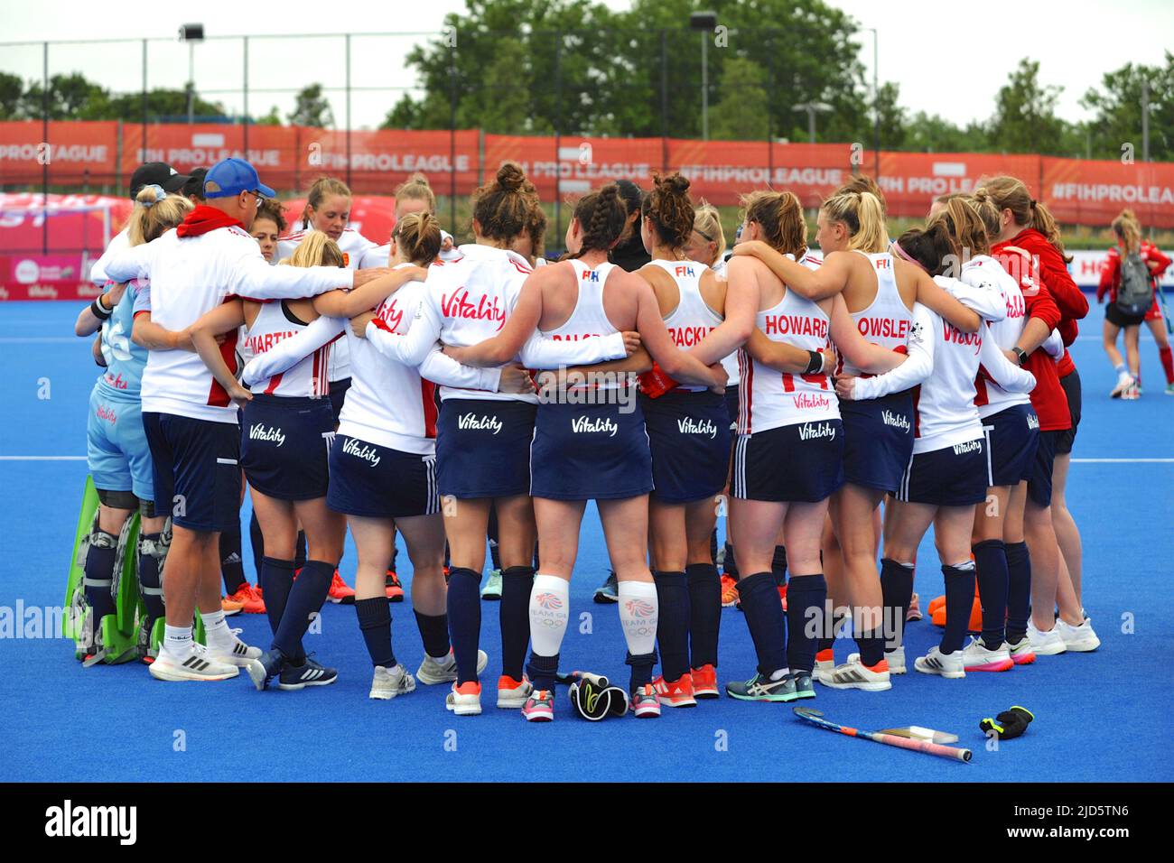 Stratford, London, Großbritannien. 18.. Juni 2022. England Spieler in einem Huddle kurz nach dem Ende eines spannenden und hart umkämpften Spiels zwischen den englischen und belgischen nationalen Frauen-Hockey-Teams im Lee Valley Hockey Center, Queen Elizabeth Olympic Park, Stratford, London, Großbritannien. Belgien nahm eine frühe Führung im Spiel und erzielte im ersten Quartal ein Tor, wobei England bis ins dritte Quartal noch ein Tor erzielte. redit: Michael Preston/Alamy Live News Credit: Michael Preston/Alamy Live News Stockfoto