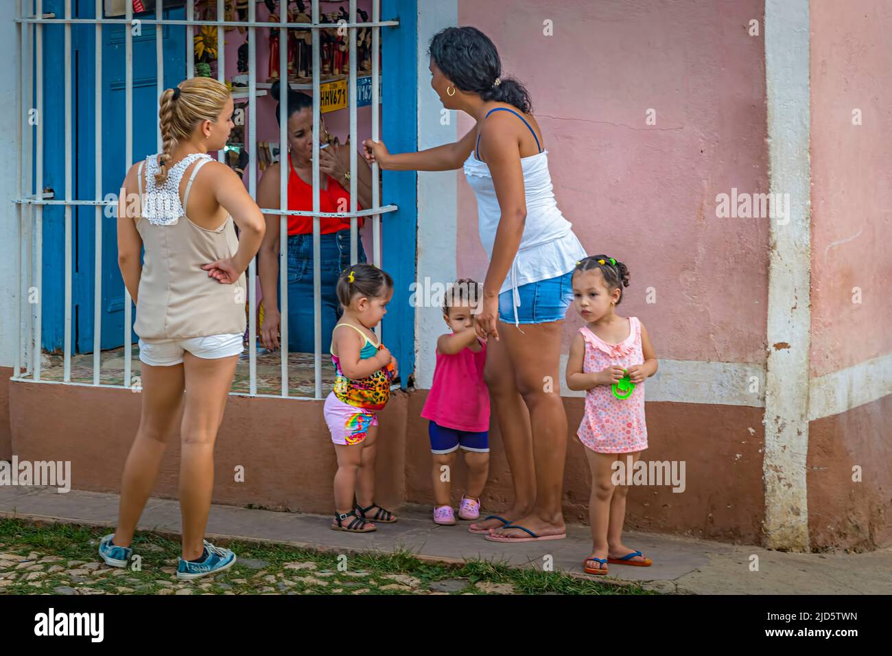 Drei Frauen mit ihren Kindern unterhalten sich in den Straßen von Trinidad, Kuba Stockfoto
