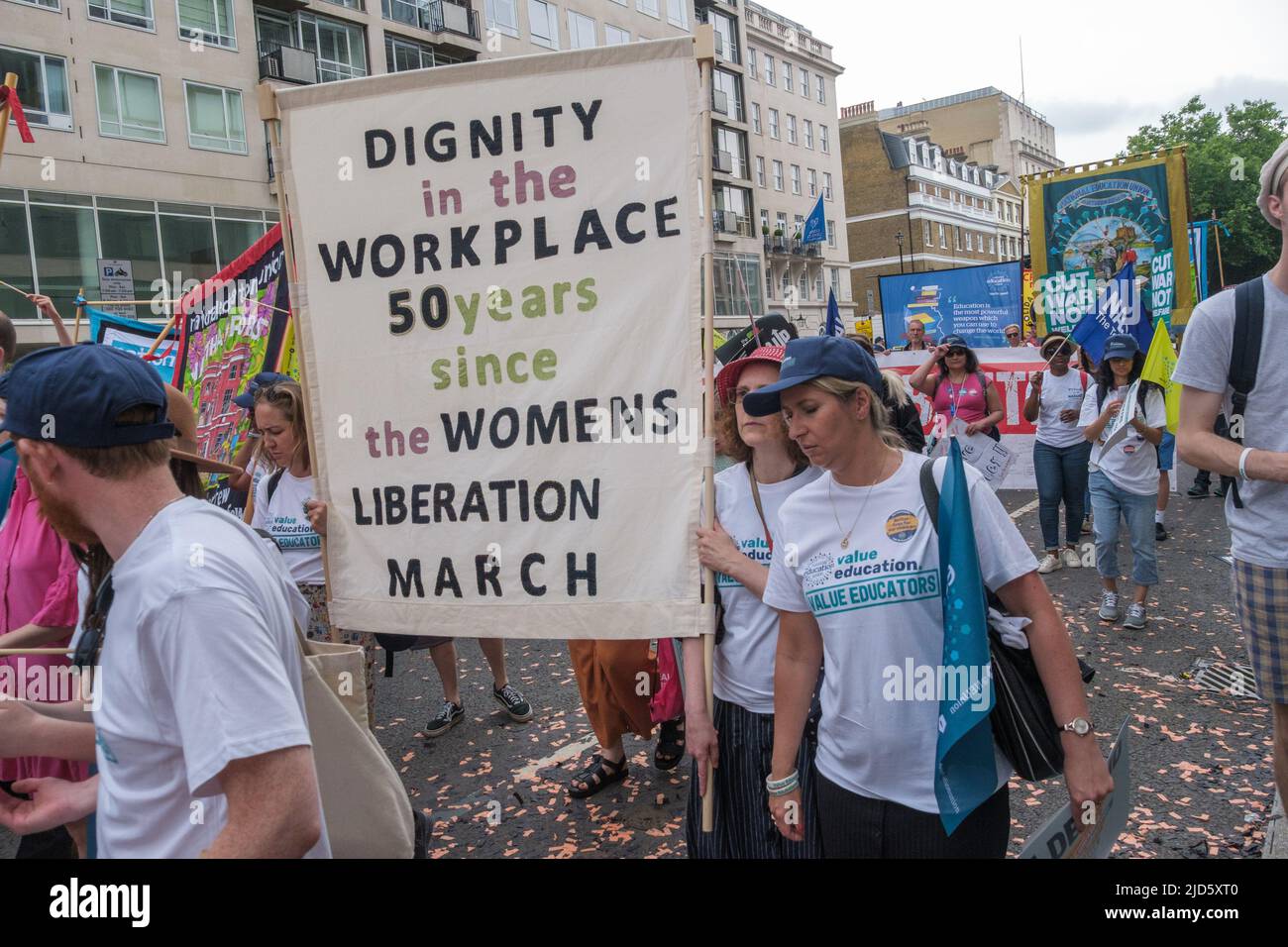 London, Großbritannien. 18 Juni 2022. Würde am Arbeitsplatz - frauenbefreiungsmarsch - 50 Jahre. Viele Tausende marschierten in einem von der TUC organisierten marsch durch London, um zu sagen: "Genug ist genug" - wir brauchen Maßnahmen bei den Lebenshaltungskosten, für höhere Löhne und einen New Deal für arbeitende Menschen, einschließlich eines Mindestlohns von £15. Sie fordern ein seit langem versprochenes Arbeitsgesetz, um die Dinge gerechter zu machen, und eine Regierung, die die arbeitenden Menschen unterstützt und die Tarifverhandlungen fördert. Peter Marshall / Alamy Live News Stockfoto