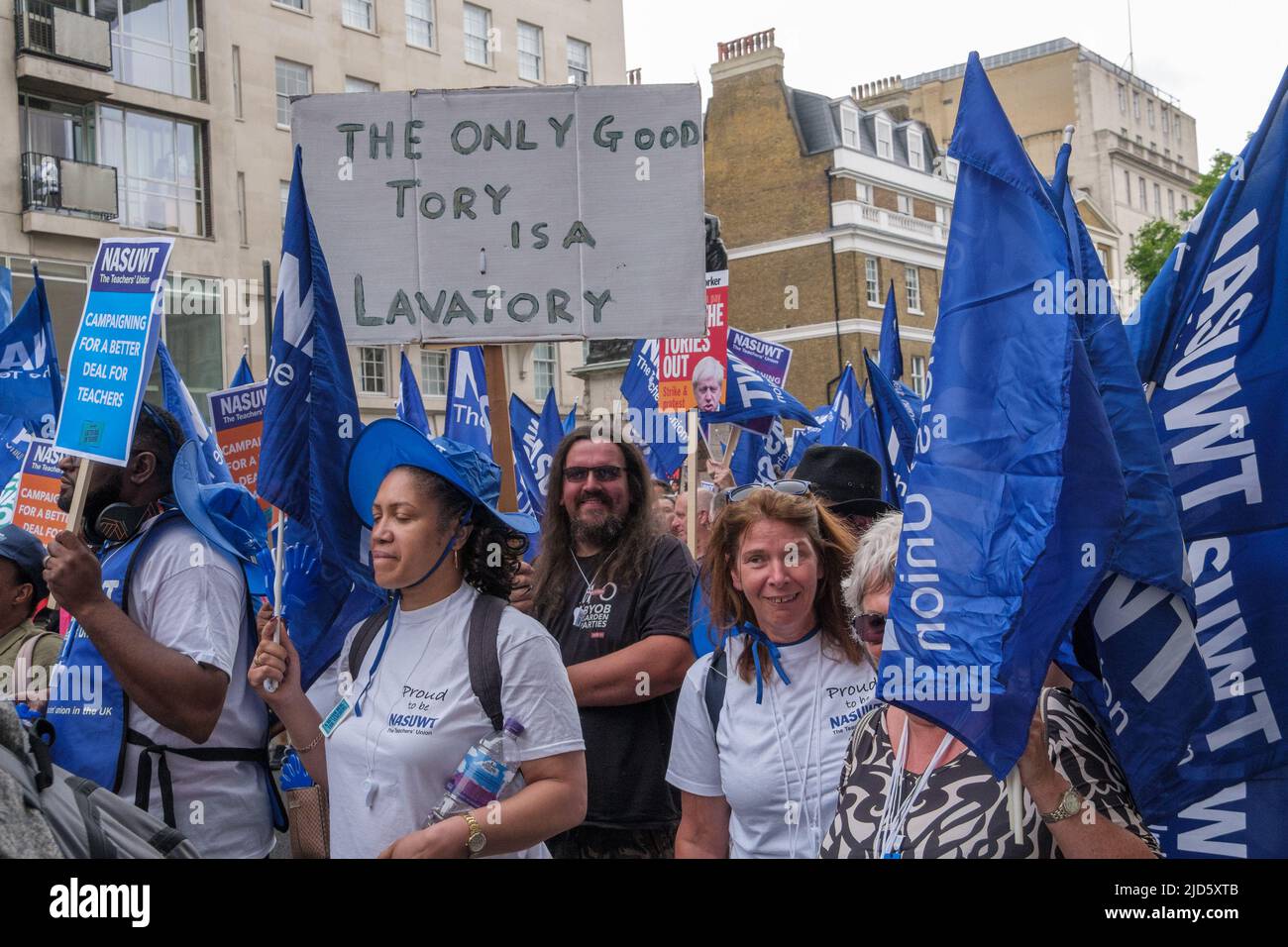 London, Großbritannien. 18 Juni 2022. NASUWT. Die einzige gute Torty ist ein Lavatory. Viele Tausende marschierten in einem von der TUC organisierten marsch durch London, um zu sagen: "Genug ist genug" - wir brauchen Maßnahmen bei den Lebenshaltungskosten, für höhere Löhne und einen New Deal für arbeitende Menschen, einschließlich eines Mindestlohns von £15. Sie fordern ein seit langem versprochenes Arbeitsgesetz, um die Dinge gerechter zu machen, und eine Regierung, die die arbeitenden Menschen unterstützt und die Tarifverhandlungen fördert. Peter Marshall / Alamy Live News Stockfoto