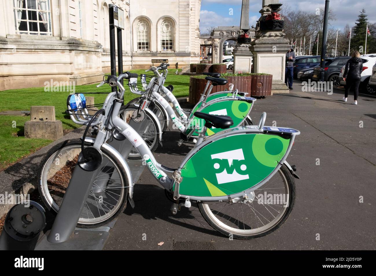 OVO E-Bikes geparkt an einer elektrischen Station vor dem Cardiff City Hall im Stadtzentrum von Cardiff Wales Großbritannien KATHY DEWITT Stockfoto