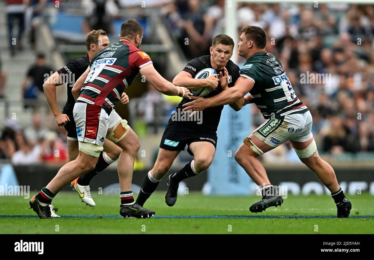 Twickenham, Großbritannien. 18.. Juni 2022. Gallagher Premiership Rugby-Finale. Leicester V Saracens. Twickenham Stadium. Twickenham . Owen Farrell (Saracens, Kapitän) wird von Jasper Wiese (Leicester, rechts) und Calum Green (Leicester) während des Rugby-Finales der Gallagher Premiership zwischen Leicester Tigers und Saracens angegangen. Kredit: Sport In Bildern/Alamy Live Nachrichten Stockfoto