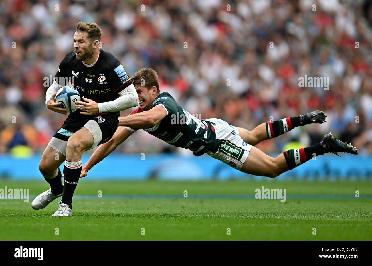 Twickenham, Großbritannien. 18.. Juni 2022. Gallagher Premiership Rugby-Finale. Leicester V Saracens. Twickenham Stadium. Twickenham . Guy Porter (Leicester) taucht in den Kampf gegen Elliot Daly (Saracens) während des Rugby-Finales der Gallagher Premiership zwischen Leicester Tigers und Saracens. Kredit: Sport In Bildern/Alamy Live Nachrichten Stockfoto