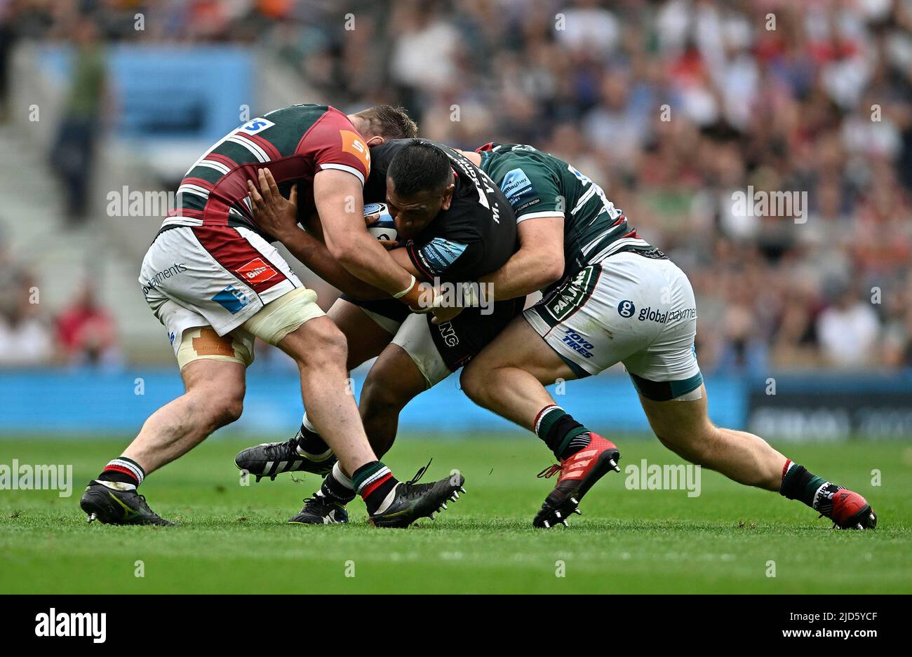 Twickenham, Großbritannien. 18.. Juni 2022. Gallagher Premiership Rugby-Finale. Leicester V Saracens. Twickenham Stadium. Twickenham . Mako Vunipola (Saracens) wird von Calum Green (Leicester, links) und Joe Heyes (Leicester) während des Gallagher Premiership Rugby Finales zwischen Leicester Tigers und Saracens angegangen. Kredit: Sport In Bildern/Alamy Live Nachrichten Stockfoto